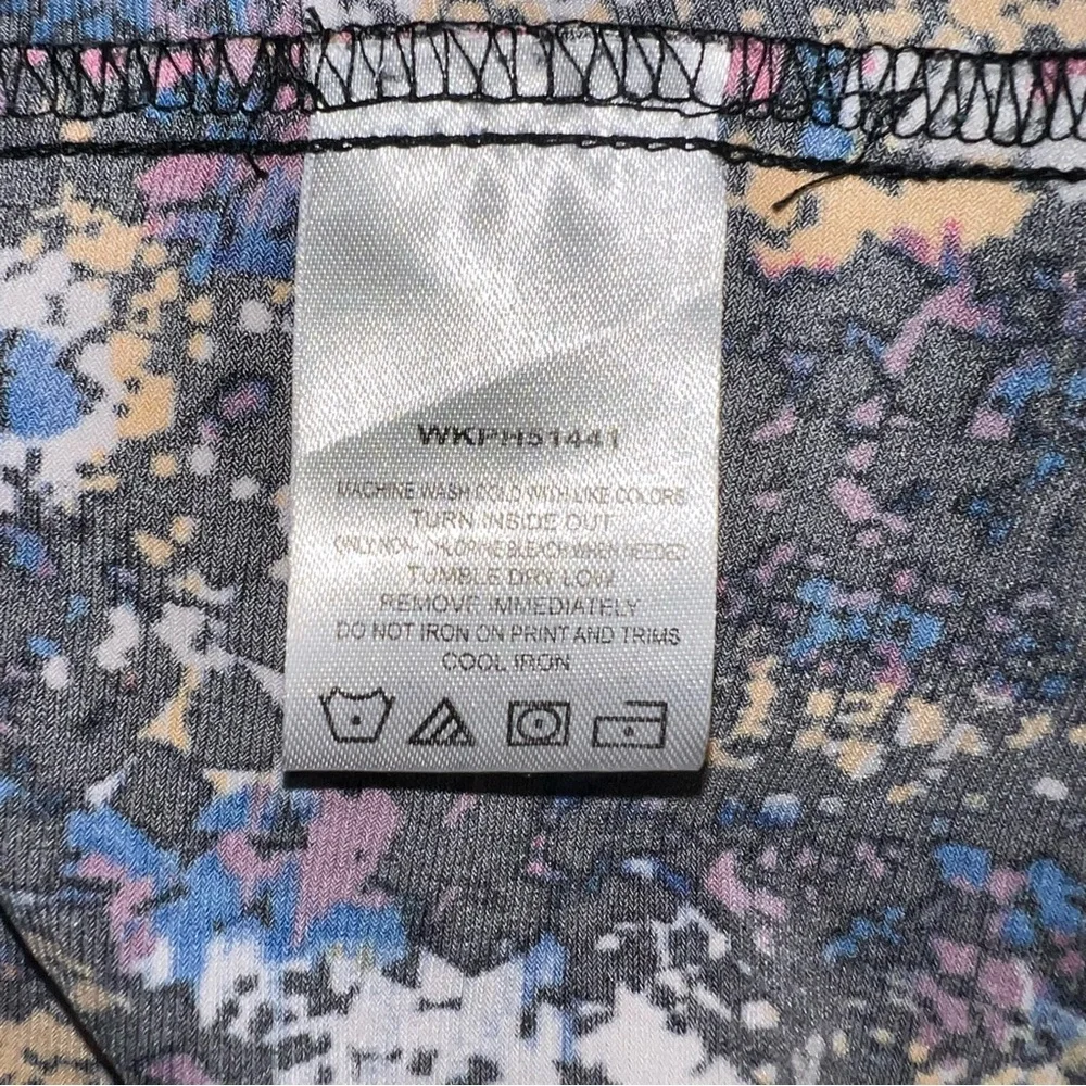 Wrangler Women’s Performance Fit Abstract Multicolor Button-Down Shirt Size L - Picture 6 of 7